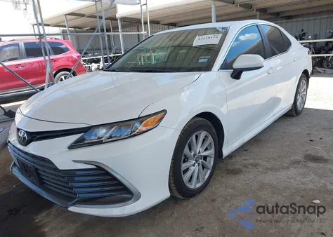 2022 Toyota Camry Le z USA, uszkodzony, nr VIN 4T1C11AK1NU632257